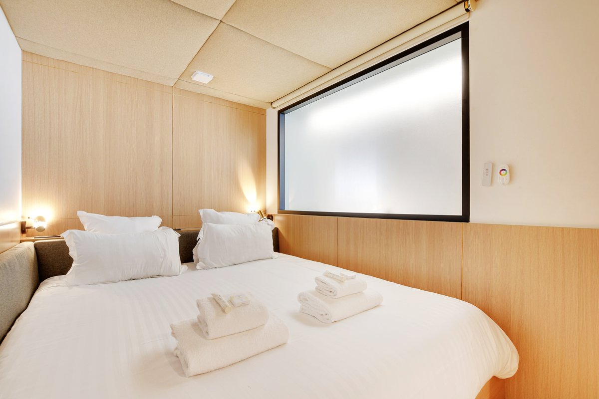 lavie_maison's tweet photo. While Paris is melting under the summer heat… imagine stepping into your own private sauna, followed by a cold shower ✨

#Paris #Sauna #WellnessStay #LuxuryApartment #ParisGetaway https://t.co/MN7uEU4a2z