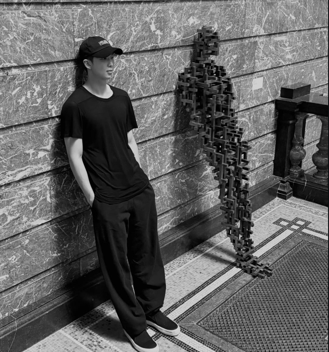 myyouwithjk's tweet photo. love it when joon mimicks art pieces 😭 https://t.co/Yhu4lQlWq1