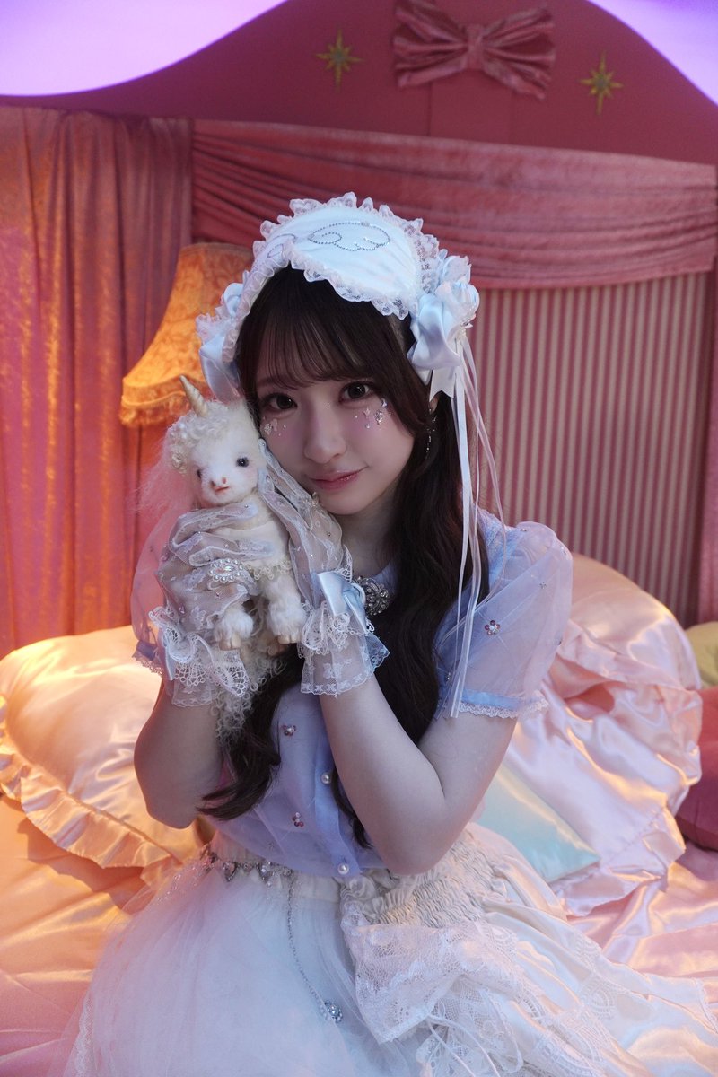 piki__official's tweet photo. ☁️🛌 Twilight Twilight MVオフショット🛌☁️

PiKi「Twilight Twilight」MV撮影🎬
夢衣装のオフショット💤🩵

Costume Director：Haruna Nakagori(LARME)
Stylist : Aya Yagishita
Plush Toy Maker：miumoe
Special Thanks：LALUICE REVE, HONEY MI HONEY

🎧「Twilight Twilight」配信はこちら
https://t.co/kBsIWC4pbp

🎬「Twilight Twilight」MVはこちら
https://t.co/nVev5BWl1l

#PiKi #ぴき #TwilightTwilight
#松本かれん #桜庭遥花