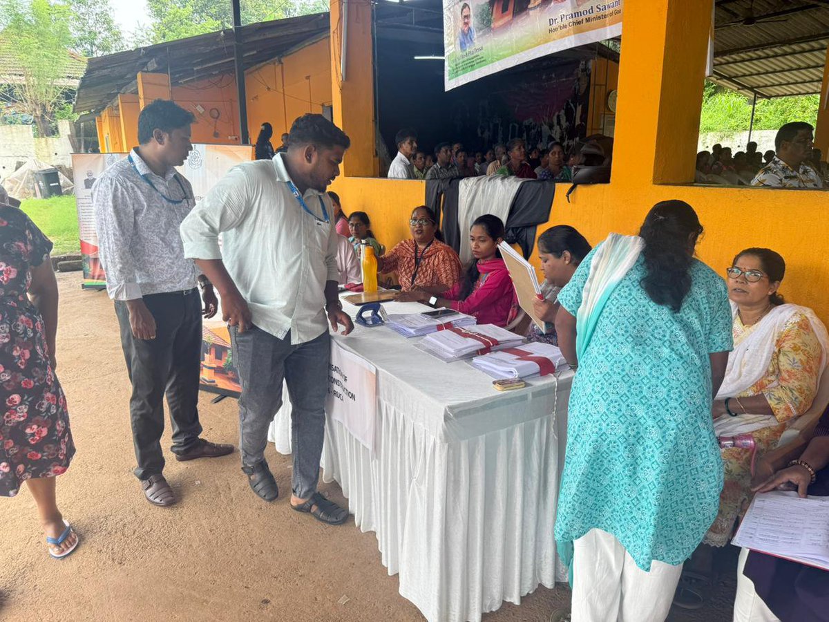 Coll_SouthGoa's tweet photo. Beneficiaries visited dedicated counters under #JanKalyanShibir, including the Mhaje Ghar Scheme, to avail services and receive guidance and immediate assistance for various government welfare schemes.

#VikasKe
#SanguemTaluka https://t.co/6Gzicsb99T