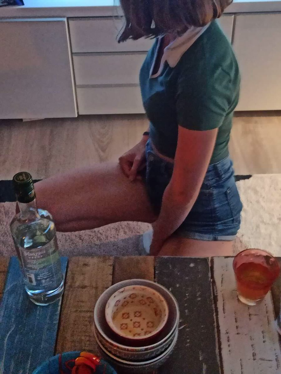 DirtytalkerB's tweet photo. Qui veut discuter à propos de Jade que sa #soeur veut voir #baiser en groupe devant elle ? Elle est #sexy a un joli #cul et de belles jambes à écarter.
Que les volontaires pour un #groupchat #wankchat se manifestent ! https://t.co/koaqXsaGFV