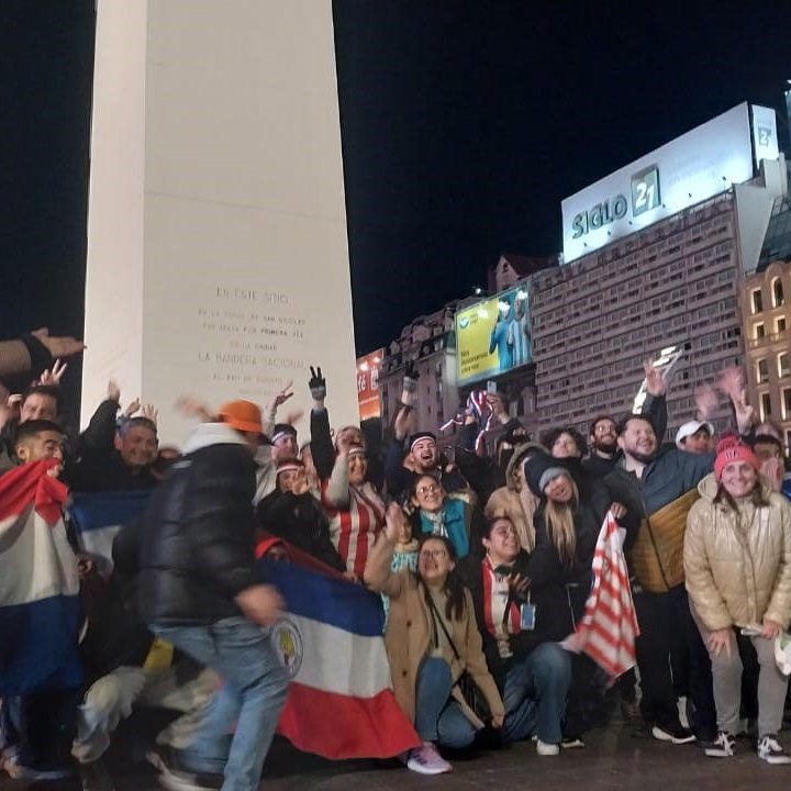 clarincom's tweet photo. CIENTOS DE PARAGUAYOS CELEBRARON EN EL OBELISCO “EL TRIUNFO MÁS IMPORTANTE DE LA HISTORIA” EN EL MUNDIAL 2026

Casi 200 paraguayos se reunieron en el Obelisco para celebrar la histórica victoria de su selección ante Alemania por penales, tras el 1-1 en los 120 minutos, en los 16avos del Mundial 2026. Entre banderas, cantos, mate y tereré, los hinchas festejaron el triunfo del equipo dirigido por Gustavo Alfaro como una gesta inolvidable. “¡Toikove Paraguái!”, gritaban en guaraní: “Que viva Paraguay”.

Dolores del Valle, una paraguaya que vive hace más de veinte años en Argentina, llegó desde Longchamps para sumarse a la celebración. “Esto es lo más glorioso futbolísticamente hablando que viví en Argentina”, dijo. Oscar Cañiza también resumió el clima de la noche: “Fue un triunfo digno del pueblo paraguayo, sufrido y aguerrido”.

Los hinchas destacaron el trabajo de Alfaro y el impacto internacional de haber eliminado a una potencia mundial. Sergio Gaona sostuvo que el técnico argentino “eleva la capacidad de aprendizaje del futbolista”. Jacinto Palacios agradeció su conducción: “Como dice el profe, entraron 26 guerreros y salieron 26 leyendas”.

(+) en Clarín: https://t.co/WAml2PCDUq