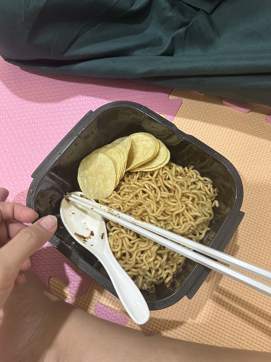 aprds28's tweet photo. @cellaurent Mie goreng tengah malem https://t.co/tDMRvtV9Y7
