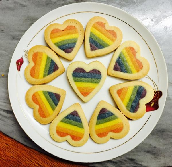 vica985's tweet photo. [Today’s little win: baking rainbow cookies with my 5-year-old! Messy hands, lots of laughs, and a sweet treat we made together ]， https://t.co/3SSaO3RaGz