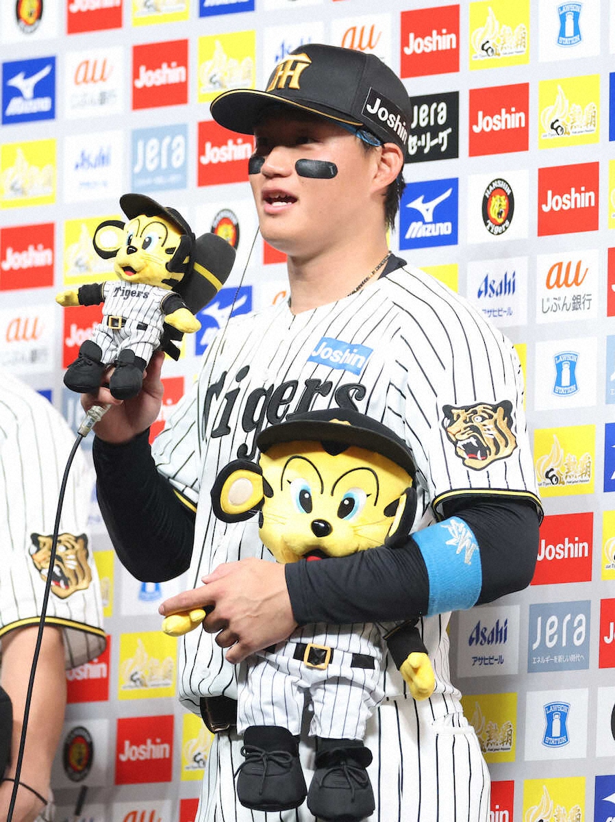 livedoornews's tweet photo. 【大歓声】阪神・森下翔太が劇的サヨナラ弾「甲子園で打つホームランが一番気持ち良い」
https://t.co/ihepRunoSL

2―2の9回に今季19号サヨナラアーチを放った。ホームベース上では仲間からもみくちゃにされた。森下は「最高の結果で終われて良かったです」とコメントした。 https://t.co/Jx7sDaay0r