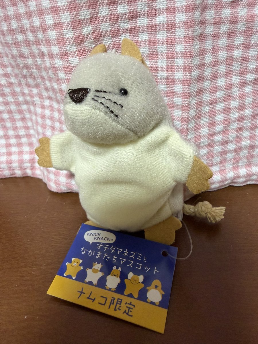 mugihoneko17's tweet photo. #オテダマネズミ を知りませんか？
先週娘とゲーセンで2人同時に『え⁉️』となったこの子🐀
引越し等で処分してしまったのですが娘が小さい頃に一緒に過ごした子で…

その頃そんな名前も知らなかったしプライズでも無く…でも復刻した事は確か���絶対獲りたくて本日捕獲💸💸😭

#KNICKKNACK #ナムコ限定 https://t.co/dFivlKVUlE
