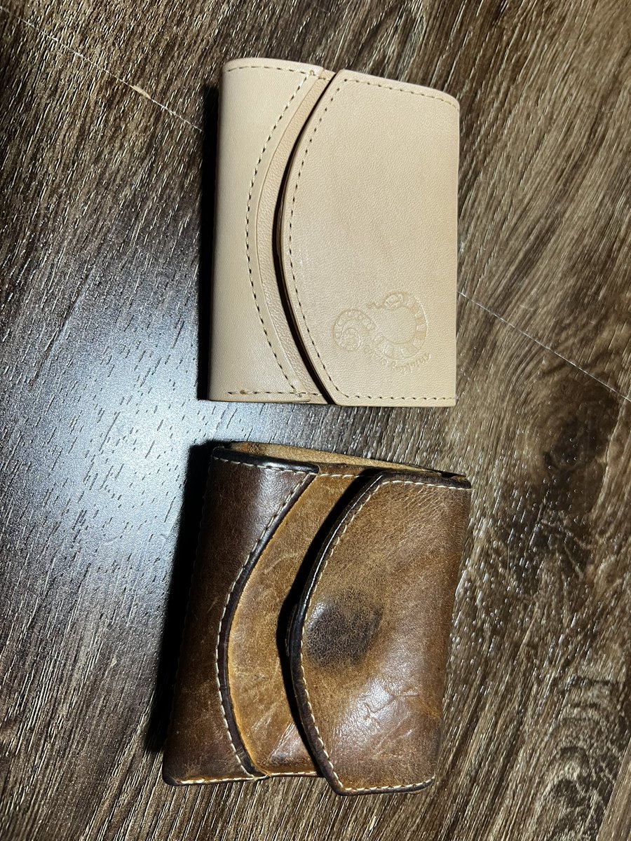 mamengreen's tweet photo. クアトロガッツのヌメ革のお財布を新調した。また育ててみたいなぁと思って。9年使ったビフォーアフター。ボタンのところが黒ずんじゃったりして雑エイジングだったから今度はもっと丁寧に育てよう。DISGUNDERの木札と巣鴨の足腰お守りを根付けにして付けたよ。穴あけ加工やって良かった😄 https://t.co/1PyNEOYWjN