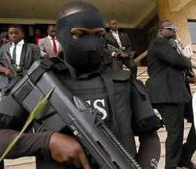 DrKalu_'s tweet photo. Why will the DSS with these kind of guns be roaming about the government houses like corpse not properly buried when there's urgent need to flush out terrorists from our bushes? https://t.co/U8yNtXIyMM