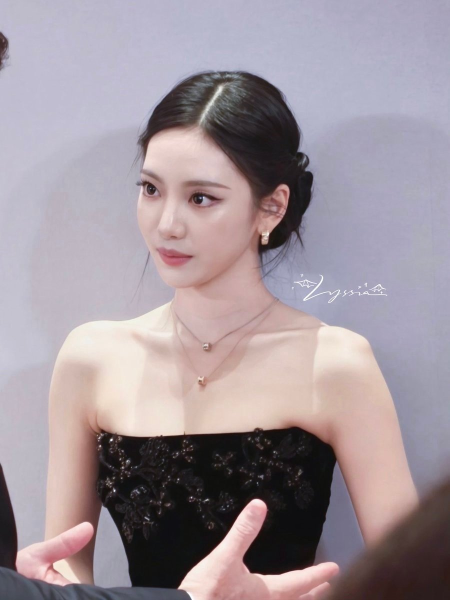 nnyizqrls's tweet photo. A bit late for the update, but on June 28, the topic regarding #NINGNING wearing Haute Couture also trended on Weibo! 

It peaked at #17 on the Hot Search list and #13 on the Entertainment list, surpassing 11.19M+ views! https://t.co/jO0GxqjGdz