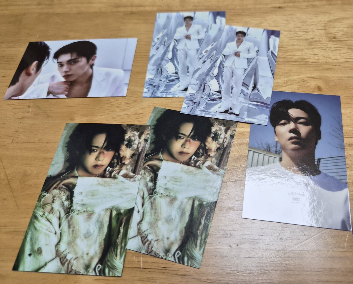 guswl5283's tweet photo. 중복으로나온포토카드 https://t.co/gSo3lZuDwN