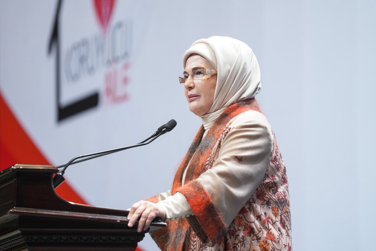 EmineErdogan's tweet photo. Koruyucu Aile Günü vesilesiyle “Gönül Elçileri Koruyucu Aile Vizyon Çalıştayı Kapanış Programı”nda değerli koruyucu ailelerimiz, ��ocuklarımız ve Gönül Elçilerimizle buluşmaktan mutluluk duydum. 

Koruyucu aile yanında yetişen gencimizin ve kıymetli koruyucu ailemizin gönüllere dokunan hikâyesine kulak verdik. 

Koruyucu ailelerimiz ile çocuklarımızın sahnelediği tiyatro oyunu ise sevginin, umudun ve merhametin en güzel yansıması oldu.

Bugün, ülkemizin dört bir yanında 9 bin 277 koruyucu ailemiz, 11 bin 22 evladımıza sıcak bir yuva sunuyor.

Gönül Elçileri Projemizin gücü ve kıymetli vali eşlerimizin özverili katkılarıyla inanıyorum ki; devletimizin kanatları altındaki her evladımız koruyucu anne ve babasına kavuşacaktır.

Koruyucu aile sistemimizin gelişmesi için emek veren Aile ve Sosyal Hizmetler Bakanlığımıza teşekkür ediyor, çalıştayın neticelerinin hayırlı olmasını diliyorum. #KoruyucuAilem @tcailesosyal
