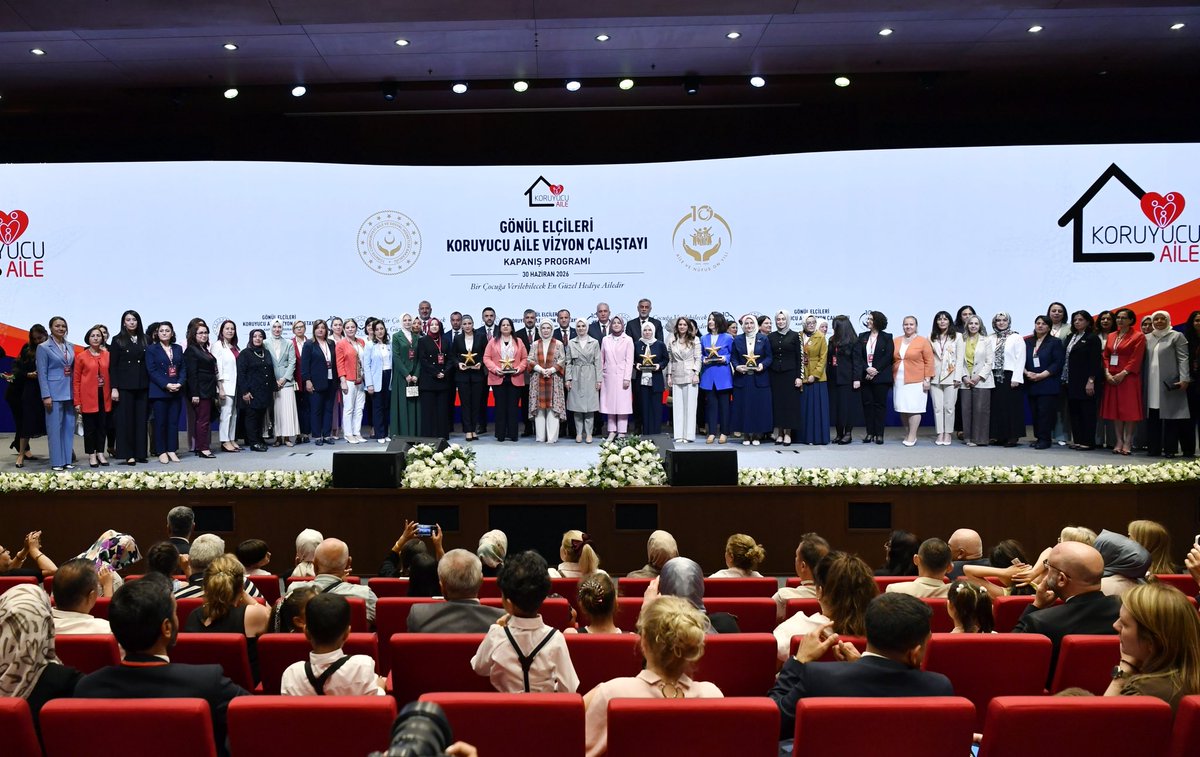 EmineErdogan's tweet photo. Koruyucu Aile Günü vesilesiyle “Gönül Elçileri Koruyucu Aile Vizyon Çalıştayı Kapanış Programı”nda değerli koruyucu ailelerimiz, ��ocuklarımız ve Gönül Elçilerimizle buluşmaktan mutluluk duydum. 

Koruyucu aile yanında yetişen gencimizin ve kıymetli koruyucu ailemizin gönüllere dokunan hikâyesine kulak verdik. 

Koruyucu ailelerimiz ile çocuklarımızın sahnelediği tiyatro oyunu ise sevginin, umudun ve merhametin en güzel yansıması oldu.

Bugün, ülkemizin dört bir yanında 9 bin 277 koruyucu ailemiz, 11 bin 22 evladımıza sıcak bir yuva sunuyor.

Gönül Elçileri Projemizin gücü ve kıymetli vali eşlerimizin özverili katkılarıyla inanıyorum ki; devletimizin kanatları altındaki her evladımız koruyucu anne ve babasına kavuşacaktır.

Koruyucu aile sistemimizin gelişmesi için emek veren Aile ve Sosyal Hizmetler Bakanlığımıza teşekkür ediyor, çalıştayın neticelerinin hayırlı olmasını diliyorum. #KoruyucuAilem @tcailesosyal