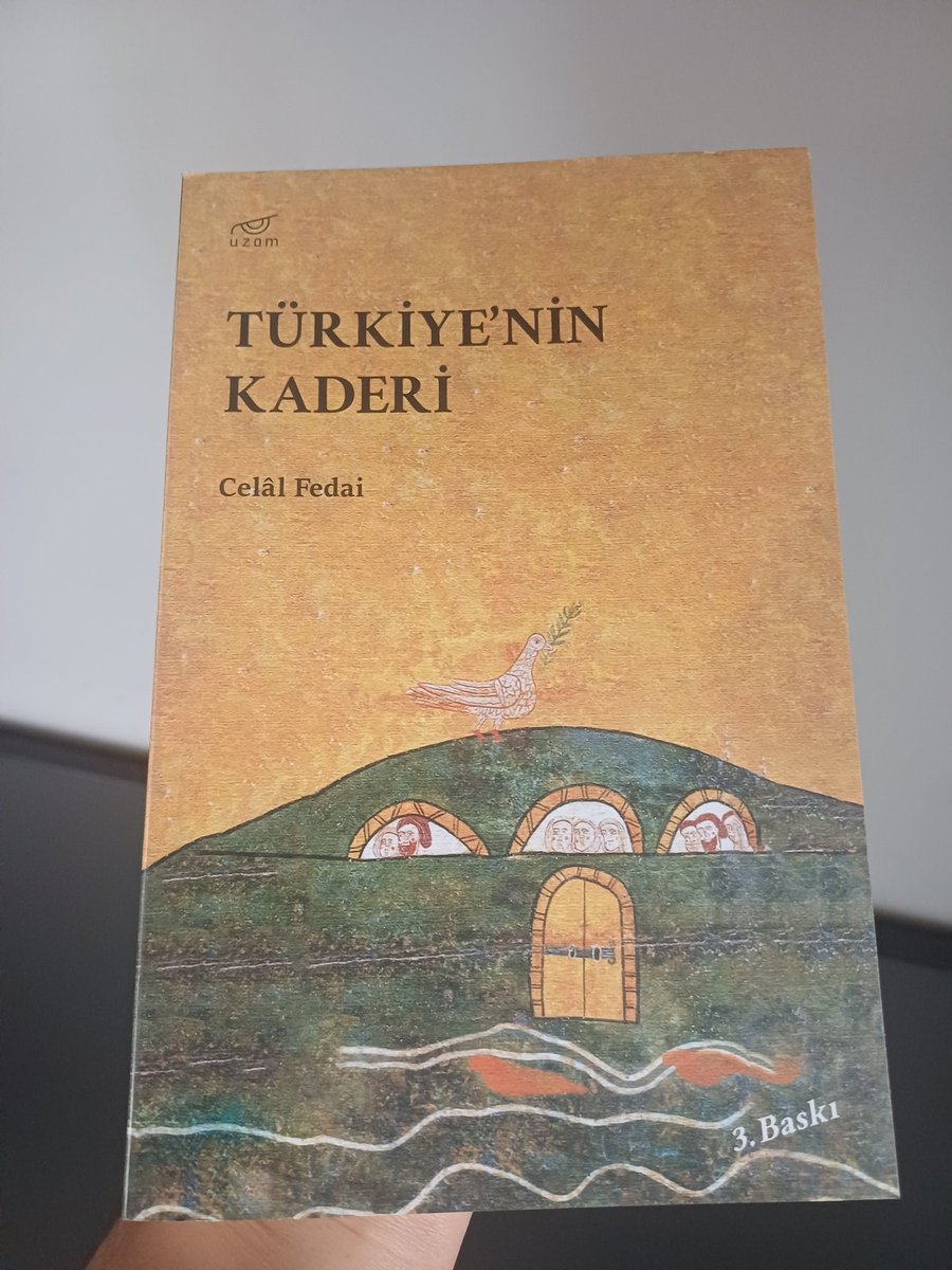 iorhunkaplan's tweet photo. Celâl Fedai daha çok yazmalı, daha çok okunmalı. Hocanın zihin dünyası bulanık değil, net ve hâlis. 

Ne söylediğini bilmeyen, işi gücü gevezelik olan kalemlerin cirit attığı yerde tek başına ciddiyetle bir Türkiye ufku çiziyor. https://t.co/oethUVmHln