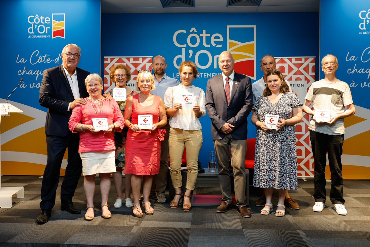 CD_CotedOr's tweet photo. Préserver le patrimoine, c'est préserver ce qui fait l'identité de la Côte-d'Or ❤️

À l'occasion des 25 ans de partenariat entre le Départementet la Fondation du Patrimoine, les porteurs de projets privés labellisés et les communes accompagnées dans leurs travaux ont reçu une plaque, symbole de leur engagement.

2 réalisations emblématiques ont également été mises à l'honneur : le Château de Saint-Romain et l'ensemble constitué de l'église Saint-Barthélemy, du lavoir et du four à pain de Poncey-sur-l'Ignon.

La signature de la convention annuelle entre le Département et la Fondation du Patrimoine est venue renouveler un partenariat de 25 ans au service de la préservation et de la transmission de notre patrimoine.

Merci à toutes celles et ceux qui contribuent, par leur engagement, à faire vivre ce patrimoine qui participe à l'identité et à l'attractivité de la Côte-d'Or. 👏