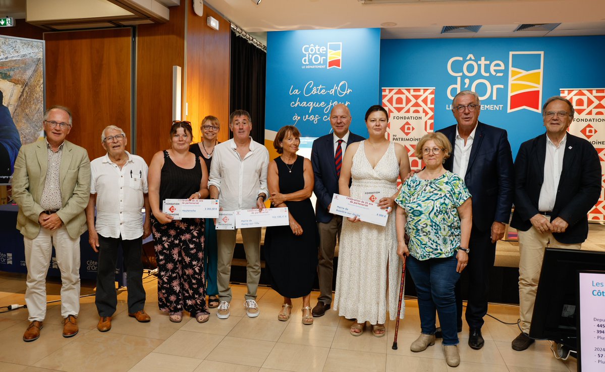 CD_CotedOr's tweet photo. Préserver le patrimoine, c'est préserver ce qui fait l'identité de la Côte-d'Or ❤️

À l'occasion des 25 ans de partenariat entre le Départementet la Fondation du Patrimoine, les porteurs de projets privés labellisés et les communes accompagnées dans leurs travaux ont reçu une plaque, symbole de leur engagement.

2 réalisations emblématiques ont également été mises à l'honneur : le Château de Saint-Romain et l'ensemble constitué de l'église Saint-Barthélemy, du lavoir et du four à pain de Poncey-sur-l'Ignon.

La signature de la convention annuelle entre le Département et la Fondation du Patrimoine est venue renouveler un partenariat de 25 ans au service de la préservation et de la transmission de notre patrimoine.

Merci à toutes celles et ceux qui contribuent, par leur engagement, à faire vivre ce patrimoine qui participe à l'identité et à l'attractivité de la Côte-d'Or. 👏