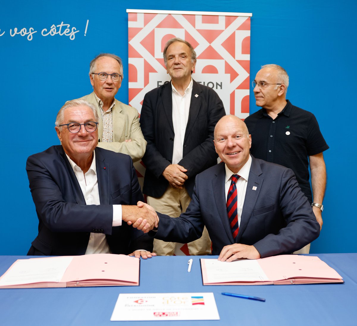 CD_CotedOr's tweet photo. Préserver le patrimoine, c'est préserver ce qui fait l'identité de la Côte-d'Or ❤️

À l'occasion des 25 ans de partenariat entre le Départementet la Fondation du Patrimoine, les porteurs de projets privés labellisés et les communes accompagnées dans leurs travaux ont reçu une plaque, symbole de leur engagement.

2 réalisations emblématiques ont également été mises à l'honneur : le Château de Saint-Romain et l'ensemble constitué de l'église Saint-Barthélemy, du lavoir et du four à pain de Poncey-sur-l'Ignon.

La signature de la convention annuelle entre le Département et la Fondation du Patrimoine est venue renouveler un partenariat de 25 ans au service de la préservation et de la transmission de notre patrimoine.

Merci à toutes celles et ceux qui contribuent, par leur engagement, à faire vivre ce patrimoine qui participe à l'identité et à l'attractivité de la Côte-d'Or. 👏