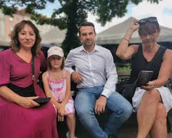 Amabelinka's tweet photo. Ukrainiec Szłapka z żoną Galyną Chyzh,  córką i teściową.
Minister od fake news'ów. https://t.co/Q3qXOxEscT