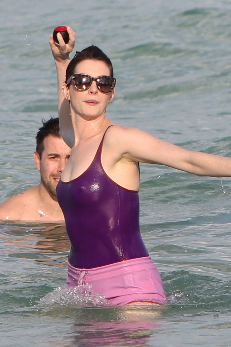 Ameera_23xx's tweet photo. Anne Hathaway on Miami!! https://t.co/Lo6fT88rUQ