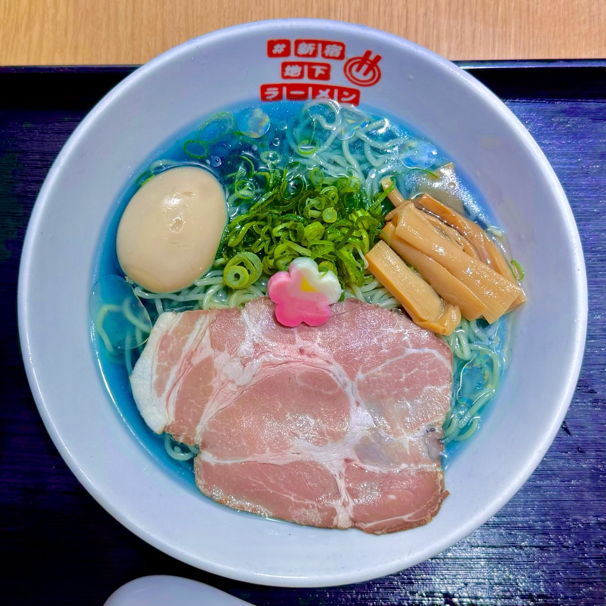 harapecooh29's tweet photo. #新宿地下ラーメン ※キャッシュレス決済
【6/29-7/4出店】らーめんダイニング庵
冷やし四万ブルーらーめん¥1300
味玉¥200

群馬県 四万湖由来の四万ブルーのスープは冷たくすっきりした美味しさ！夏に涼しい神秘の一杯！ご馳走様でした！ https://t.co/DxBSq6Sj9l