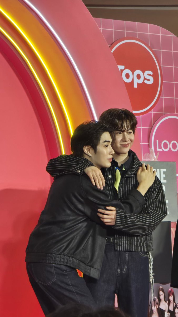 topsthailand's tweet photo. Benefit แฟนคลับ❌
Benefit ศิลปินเติมกันเอง ✅😚

MISE EN SCENE WITH TFO

#TOPSTHAILAND #สวยคุ้มแบบตัวท็อปส์ #TOPSOfBeautyByLOOKS2026 #TOPSOfBeautyByLOOKS #MISEenSCENEwithTFO #TleFirstone https://t.co/5y7Mw6GUKi