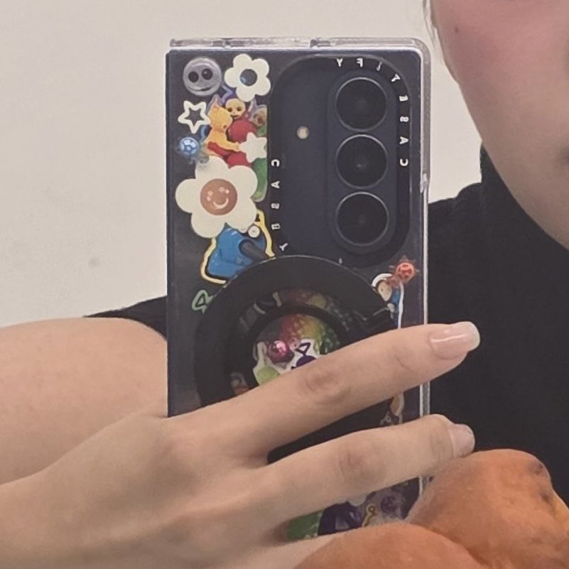 JEONGYEONBR_'s tweet photo. JEONGYEON tem três Lucky Turtles na capinha do celular, pequenos amuletos coreanos. 

A vermelha simboliza confiança e determinação, a rosa representa sorte no amor e bons relacionamentos, e a azul significa estabilidade, paz e equilíbrio.

#JEONGYEON #정연 #TWICE #트와이스 https://t.co/qtyUX4jsTe