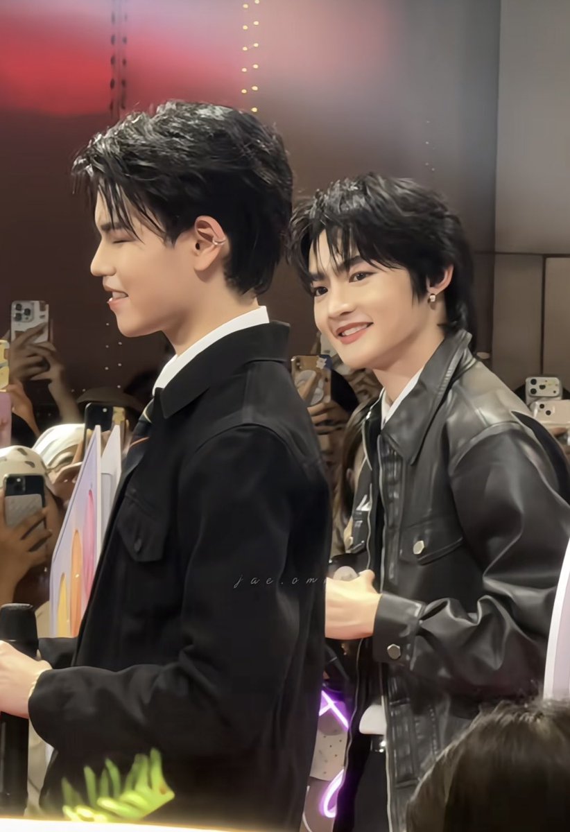 nerwexir's tweet photo. i have so many emotions because of these moments 🥹🤏🏻 
the way they look at each other... it's impossible to put into words. every time i watch them, everything  just feels so obvious (1/4)

#petereeonn #สิงโต3D https://t.co/JT7xRQbbp6