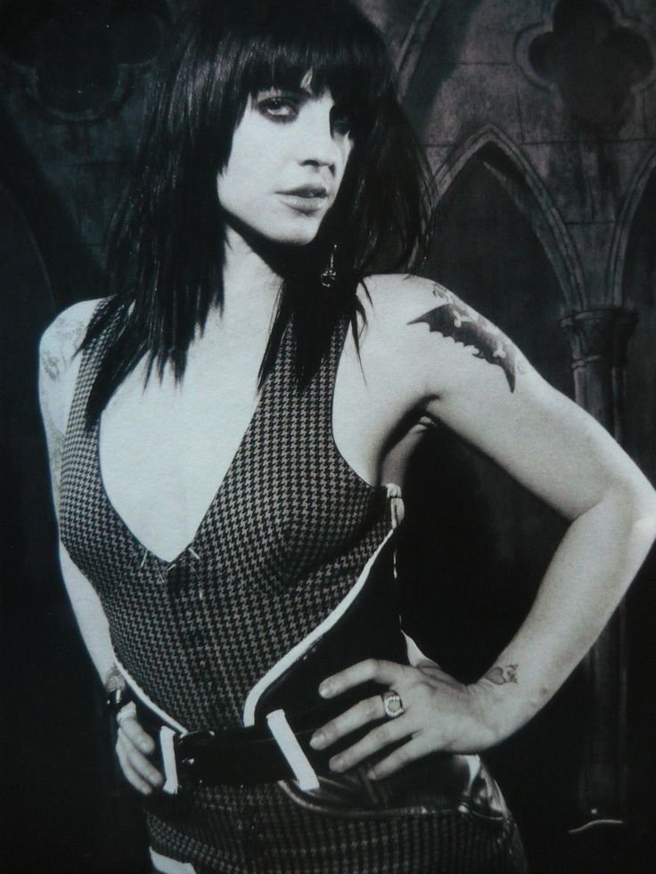 seraphinized's tweet photo. was rewatching the distillers live reading 3 performance and Dude this haircut suits her so well im shaking

#brodydalle #thedistillers https://t.co/2DDYkhkw4Q