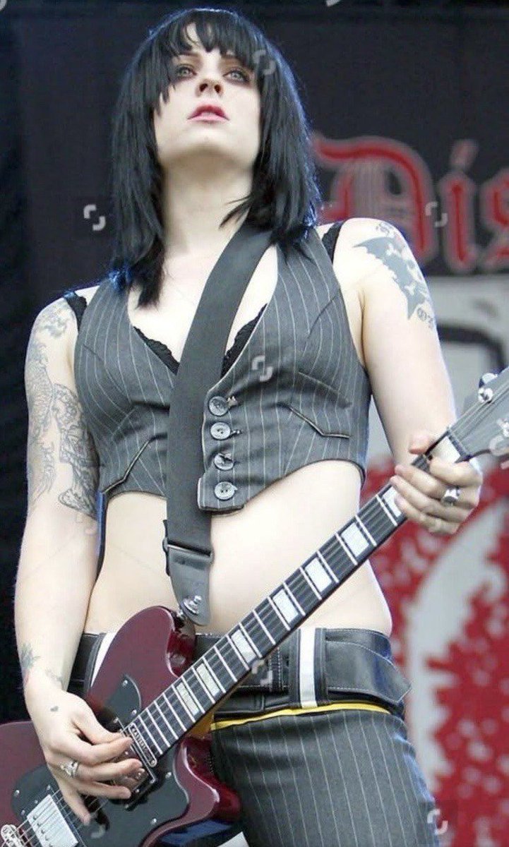 seraphinized's tweet photo. was rewatching the distillers live reading 3 performance and Dude this haircut suits her so well im shaking

#brodydalle #thedistillers https://t.co/2DDYkhkw4Q