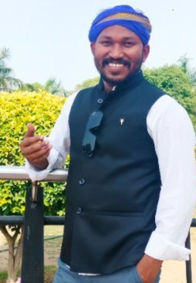 love_donor_abhi's tweet photo. जितना सूरज कुमार बौद्ध ने दलितों की आवाज़ बुलंद की है उतना चंदु अपने पूरे जीवन मे नही कर पाएगा ।

चंदु अपराधी का जात धर्म देखकर बोलता है लेकिन सूरज भाई बिना अपराधी का जात धर्म देखे दलित परिवार की आवाज़ बनते है ।

जब चंदु सपा का झंडा उठाकर लफंगई करता था तब सूरज भाई इलाहाबाद यूनिवर्सिटी में अपने दम पर चुनाव लड़ने की तैयारी कर रहे थे ।

सूरज भाई को किसी लफंगे नेता ने आगे नही बढ़ाया है वो अपने और समाज के दम पर आगे बढ़े है और दलितों की आवाज़ उठाकर प्रसिद्धि हासिल की है ।

@SurajKrBauddh