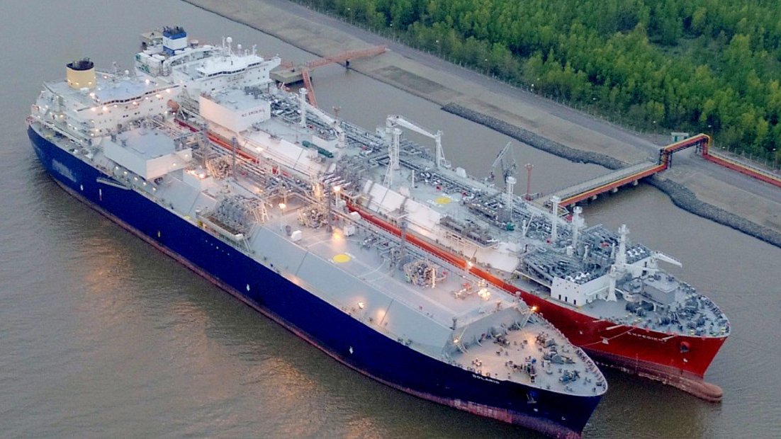 clarincom's tweet photo. SE MULTIPLICÓ POR OCHO EL PRECIO DEL GAS IMPORTADO PARA LAS INDUSTRIAS Y MUCHAS AMENAZAN CON PARAR

Lectura rápida
El precio del gas importado volvió a presionar a la industria en pleno invierno. El GNL llegó hasta los US $24 por millón de BTU, ocho veces más que los US $3 que las empresas pagaban por gas de red, después de que el Gobierno dejara de comprar y distribuir GNL subsidiado para el sector productivo.

Cambio de reglas
Los cortes ya afectaron a más de 130 fábricas en todo el país, según la Unión Industrial Argentina. Aunque el Gobierno argumenta razones fiscales para retirar el subsidio, en el sector señalan fallas de planificación: la licitación para que privados compraran GNL empezó en abril y mayo, cuando debía haberse lanzado varios meses antes.

Impacto regional
En Salta, la industria advirtió una reducción cercana al 35% en la capacidad firme asignada. En Tucumán, Naturgy informó restricciones del 70% para las industrias y un paso gradual a Rampa 0. Para muchas empresas, el cálculo es contundente: producir con GNL puede ser más caro que detener la planta. “Es pérdida pura”, graficaron fuentes industriales salteñas.

Sectores afectados
La cerámica y la cal son algunas de las industrias impactadas por el nuevo esquema. “Es un precio que no podemos pagar”, dijo Favio Casarin, gerente general de la Cámara Industrial de Cerámica Roja. En La Plata, Fanelli debió interrumpir la producción por el corte total de gas de Camuzzi. Caleras San Juan compra “lo mínimo imprescindible” de GNL pero no les conviene, según comenta el gerente. El problema también puede afectar el desarrollo minero del cobre, porque la cal es un insumo clave para esa actividad.

(+) en Clarín: https://t.co/VuANjVPmHU