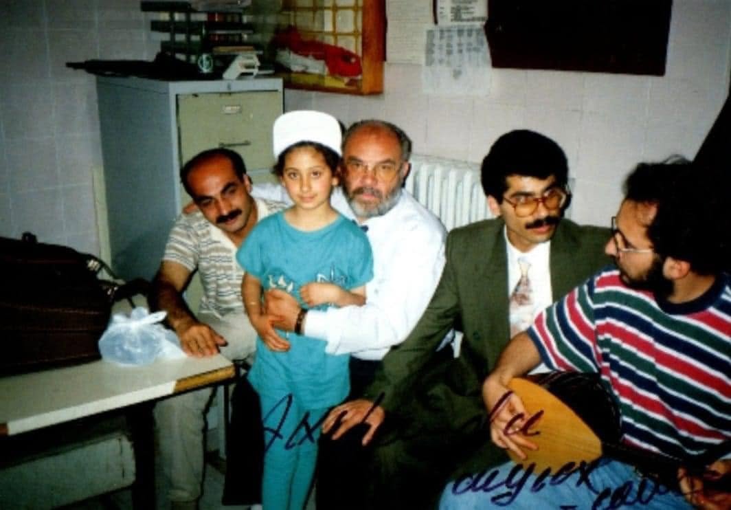 evrenselgzt's tweet photo. Fotoğraftaki çocuk benim. Hasret Gültekin Resitalinde çekildi (1 Temmuz 1993). Yedi yaşındayım. Sivas Atatürk Kültür Merkezinin içindeyim. Bir uğultunun içinden bir ses yükseliyor: “Yakın!”

Yedi yaşındaki bir çocuk için korku, zamanı da mesafeyi de uzatıyor...

🖋️Eylem Lodos yazdı

https://t.co/yMMehWdc6P