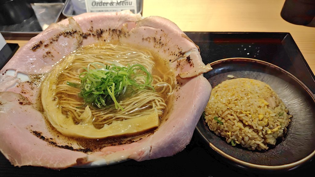 kanichihanda's tweet photo. ここ最近のラーメン

・豊橋 らぁ麺 芳山
東三河の有名店
納得のハイクォリティ

・京都三条 焼飯と麺
明らかなインバウンド向けの店なんだけど、普通のメニューは法外な価格でもなく、それなりに美味くて驚いた

・チキン野郎 新草津
今の場所に移転してから初 https://t.co/wMtUDFfiHq