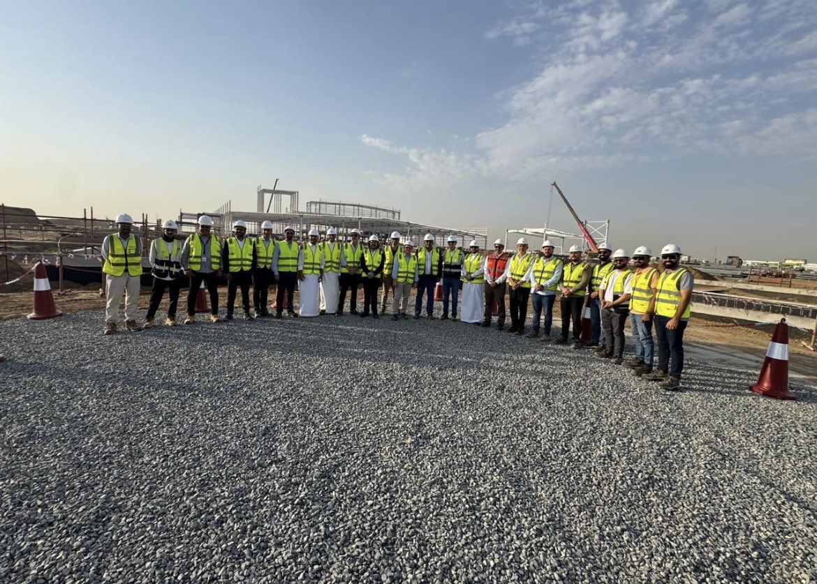SaudiProject's tweet photo. أعمال الإنشاءات تتواصل في مشروع مصنع #بيريللي بمدينة الملك عبدالله الاقتصادية، والذي يُعد أول مصنع لإنتاج الإطارات من الفئة الأولى في السعودية، بطاقة إنتاجية مستهدفة تبلغ 3.5 مليون إطار سنويًا، ضمن شراكة بين صندوق الاستثمارات العامة وشركة بيريللي الإيطالية https://t.co/bDk2Fq9Qln