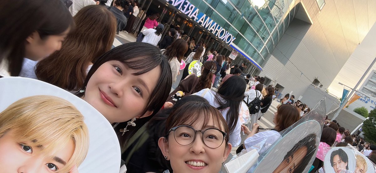 takahashimikako's tweet photo. timeleszツアーに西明日香ちゃんと♡
きんモザだと親子😊
ちびデビでも逆親子🤭
横浜アリーナのアリーナ席に2人で大興奮w
メンバーに初めて会えて嬉しかった〜✨みんなかっこよかった😭
#timelesz_episode2
#timelesz #タイムレス https://t.co/B8CpX5TStN