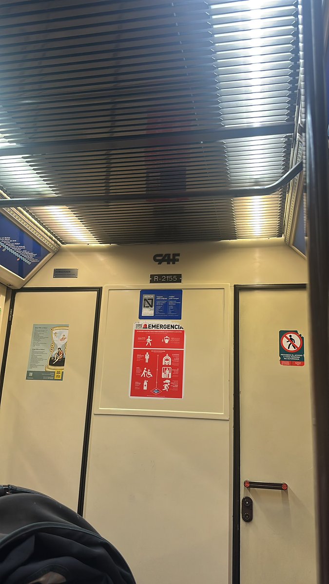 be_mand's tweet photo. Aire en tren R-2155 URGe! 
Hay niños!!! 
@metro_madrid  #metromadrid https://t.co/0g11DsO7vB