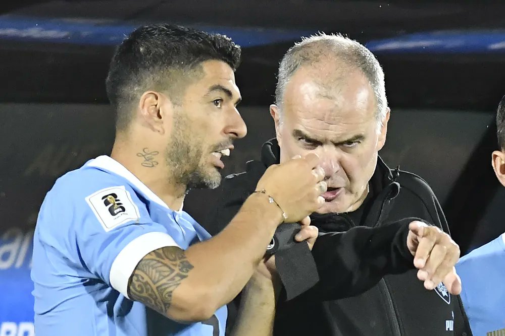CanessaLuciano's tweet photo. Jamás imaginé escribir o expresar algo negativo sobre un ídolo. Y menos sobre uno de los pocos ídolos que he tenido en mi vida, como lo es Luis Su��rez.

Todos sabemos lo que significa Suárez para nosotros. Ningún jugador me hizo gritar más goles que él. Cuando todo parecía perdido, aparecía para salvarnos. Nos hizo llorar de alegría cuando puso las manos contra Ghana; cuando le marcó el doblete a Inglaterra; cuando volvió de aquella suspensión de dos años y anotó el 2-2 ante Brasil como visitante después de estar 2-0 abajo. Y también nos hizo llorar al verlo llorar en aquel último y trágico partido suyo en un Mundial, en diciembre de 2022.
El ciclo de Marcelo Bielsa comenzó justamente sin Suárez. En aquellos primeros partidos, Uruguay desplegó un fútbol exquisito a través de un sistema que exigía una intensidad, un dinamismo y un estado físico que Luis ya no podía ofrecer. Sin embargo, Bielsa, entendiendo todo lo que significaban para el país y para el grupo tanto Suárez como Cavani, tomó la decisión de convocarlos. Lo hizo, probablemente, para satisfacer a la afición y a la prensa, pero también porque creyó que podían generar un impacto positivo en el vestuario y aportar una jerarquía que quizás consideraba necesaria para este grupo.

Luis aceptó el llamado y el rol que tendría dentro del equipo. Edi, en cambio, que se encontraba en buen estado físico y rindiendo relativamente bien en Boca Juniors, decidió no aceptar la convocatoria y meses después confirmó oficialmente su retiro de la selección.

Llegó la Copa América. Suárez no tuvo el protagonismo que muchos esperaban, mientras que el equipo se mostró sólido durante la fase de grupos, jugando un gran fútbol. Ante Brasil supo sufrir a la uruguaya, resistiendo con un hombre menos durante casi todo el segundo tiempo y avanzando en la tanda de penales. Una definición en la que también quedó reflejado el contraste entre ambos equipos: los brasileños ignorando a Dorival Júnior y los uruguayos escuchando atentamente a Bielsa.

La Copa América terminó como terminó. Nos dejó la sensación de que era difícil imaginar una Uruguay sin Luis Suárez, pero también de que el equipo ya no dependía de él. Lo que debió haber sido un alivio, haber superado la dependencia de Suárez y Cavani para consolidar un colectivo con una identidad de juego propia, terminó convirtiéndose en una bomba.
Porque llamar a Suárez nunca fue una decisión puramente bielsista. El juego, el dinamismo y la intensidad que Marcelo pretendía simplemente no encajaban con las condiciones que Luis podía ofrecer en esa etapa de su carrera. Bielsa quería 25 jugadores capaces de sostener 90 minutos de máxima exigencia; Suárez era, para entonces, un futbolista de media hora. La filosofía de Marcelo siempre ha sido contar con los jugadores que mejor interpreten su idea, y Luis ya no estaba entre ellos.

Quizás el mayor error de Bielsa fue justamente ese: traicionar sus propios principios por lo que consideró un acto de respeto hacia la historia del fútbol uruguayo. Convocar a Suárez pudo haber sido un gesto noble, pero también pudo haber sido el origen de la experiencia amarga que le tocó vivir en Uruguay.
Recuerdo cuando Suárez lanzó aquella famosa bomba mediática. Mi viejo me dijo: “La regó Suárez. Uruguay ven��a bien y esto va a perjudicar al equipo”. Yo, desde la ingenuidad, desde ese niño interno que todavía veía a Luis como un héroe intocable, me negué a creerlo. Jamás imaginé que un hombre que arriesgó su carrera por nosotros, que se desvivió por la selección y que fue formado bajo las enseñanzas del Maestro Tabárez y los valores del Complejo Celeste, pudiera terminar generando un daño a la selección.

Dos años después reconoció su error, aunque para entonces el daño ya estaba hecho.

Hay un pensamiento que probablemente me acompañe siempre: ¿qué habría pasado si Bielsa nunca lo hubiera vuelto a convocar?
Y les digo algo: si aquella dinámica mostrada en los primeros meses del ciclo, cuando Suárez no era protagonista, se hubiera mantenido, hoy ni siquiera estaríamos hablando de esta decisión. Probablemente ya nos habríamos acostumbrado a una Uruguay sin Luis. Y, sobre todo, estaríamos ilusionados, como dijo una vez Chicharito, con “cosas chingonas”.