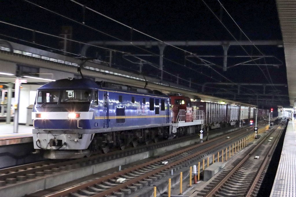 52e47e11998644f's tweet photo. 2072レ（西日本）
EF210−330＋ムドDD200‐5
6月30日（火）22時08分ごろ十六夜の月に照らされ姫路駅を通過しました。 https://t.co/sZMAd8HHSR