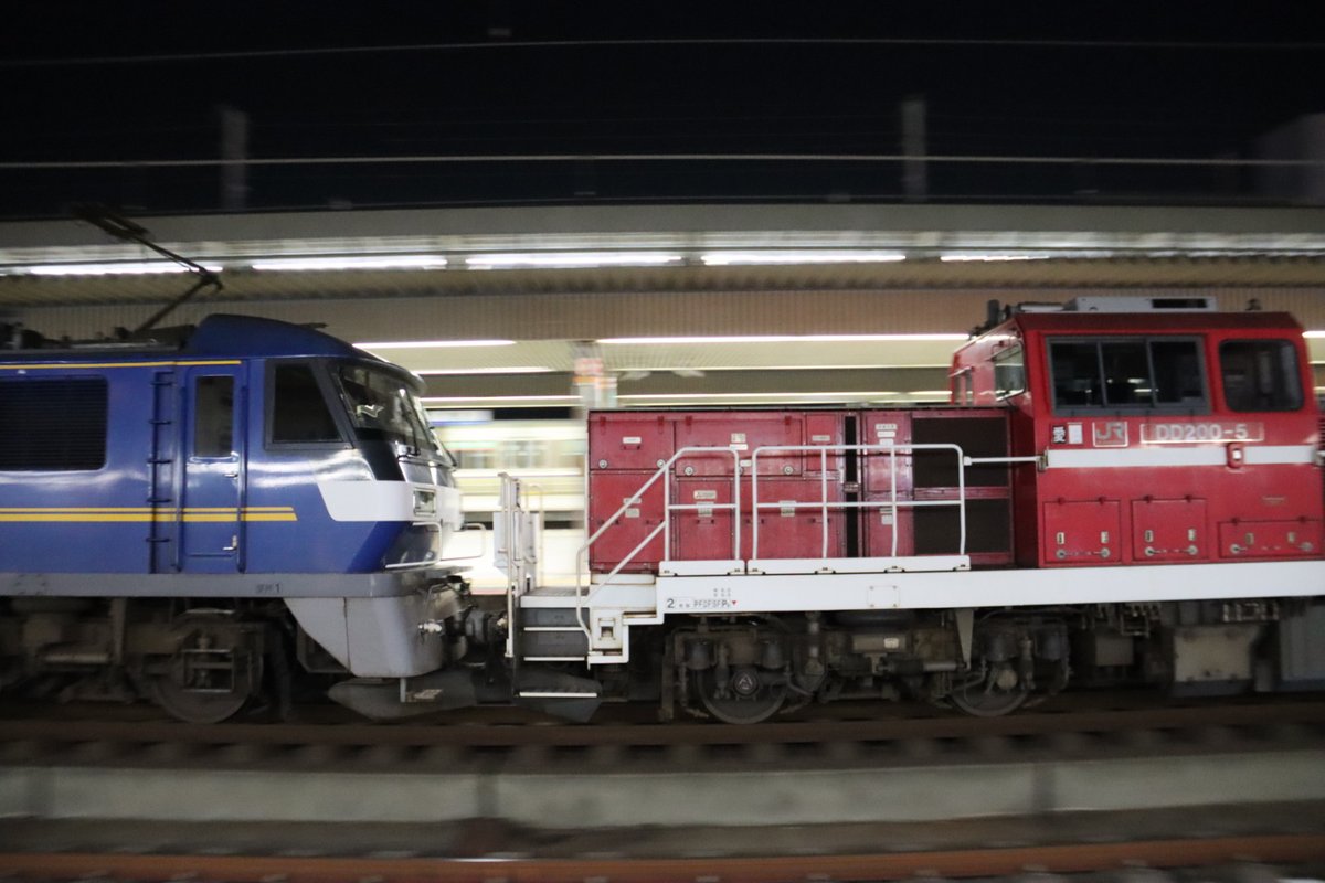 52e47e11998644f's tweet photo. 2072レ（西日本）
EF210−330＋ムドDD200‐5
6月30日（火）22時08分ごろ十六夜の月に照らされ姫路駅を通過しました。 https://t.co/sZMAd8HHSR