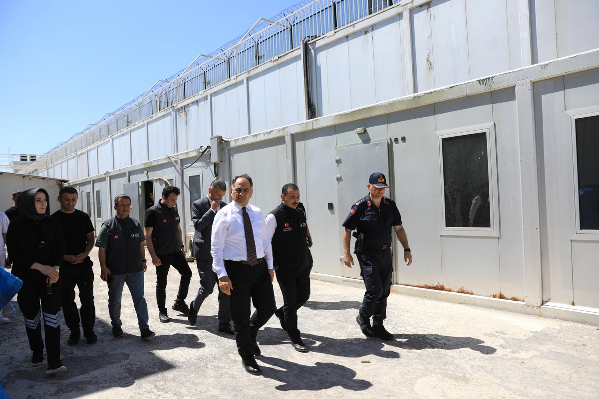 CankiriValiligi's tweet photo. Valimiz Sayın Hüseyin Çakırtaş, Çankırı Geri Gönderme Merkezinde incelemelerde bulundu.

Merkezdeki son durum hakkında bilgi alan Sayın Valimize; İl Jandarma Komutanı Sayın J. Kd. Alb. Serhat Demiral, İl Göç Müdürü Sayın Osman Karaca ve Geri Gönderme Merkezi Müdürü Sayın Efe Bilgili eşlik etti.