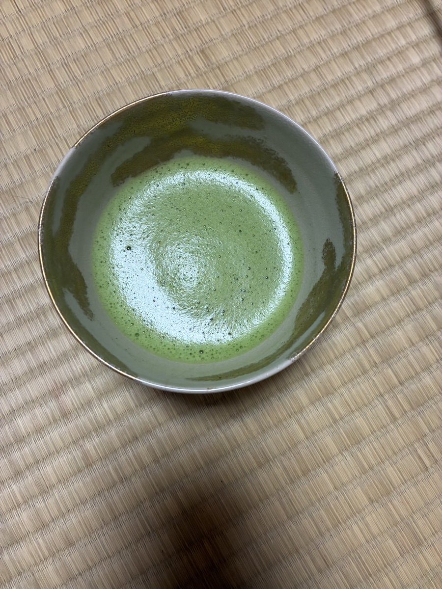 seijo310's tweet photo. 雨も上がり緑鮮やかな午後のひととき。本日は平点前のお稽古で心落ち着く時間を過ごしました。空気を含ませて点てたお茶は苦味が和らぎ、まろやかな味わいです。これから本格的に暑くなりますが、温かいお茶で一息つきながら、どうぞご自愛ください。
#成城大学　#成城大学茶道部 https://t.co/7izuAjm89e