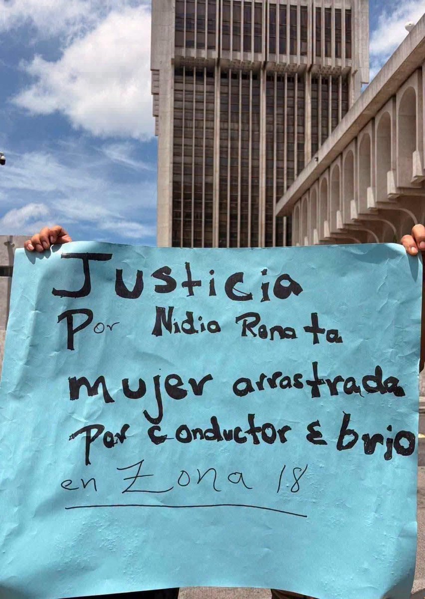 QuepasaSur's tweet photo. Atropello en zona 18 | Jorge David Rodas Linares enfrentará proceso por los delitos que le imputa el MP. Él, habría atropellado a una pareja de motorias, huyó del lugar y fue localizado después. Una de las víctimas permanece hospitalizada tras sufrir la amputación de un brazo. https://t.co/253WzBsOjm