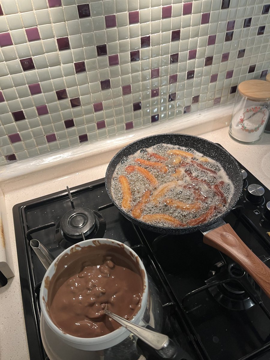 halfkirke's tweet photo. Miyase abla churros yapmak bana da sürpriz oldu https://t.co/9hz5p0dmhp