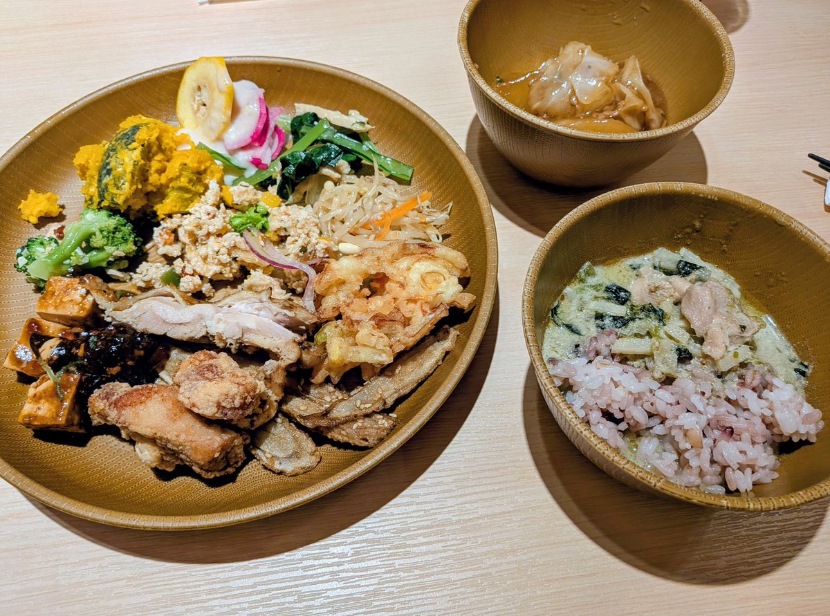 tremollo's tweet photo. 自然食ビュッフェ'はーべすと'に行きました。様々な野菜料理がいただけるのでありがたいかな。大プレート2枚分ぺろりでした。薄味なのでたくさん食べられますね。#はーべすと #ビュッフェ https://t.co/nQ8o2pdxGT