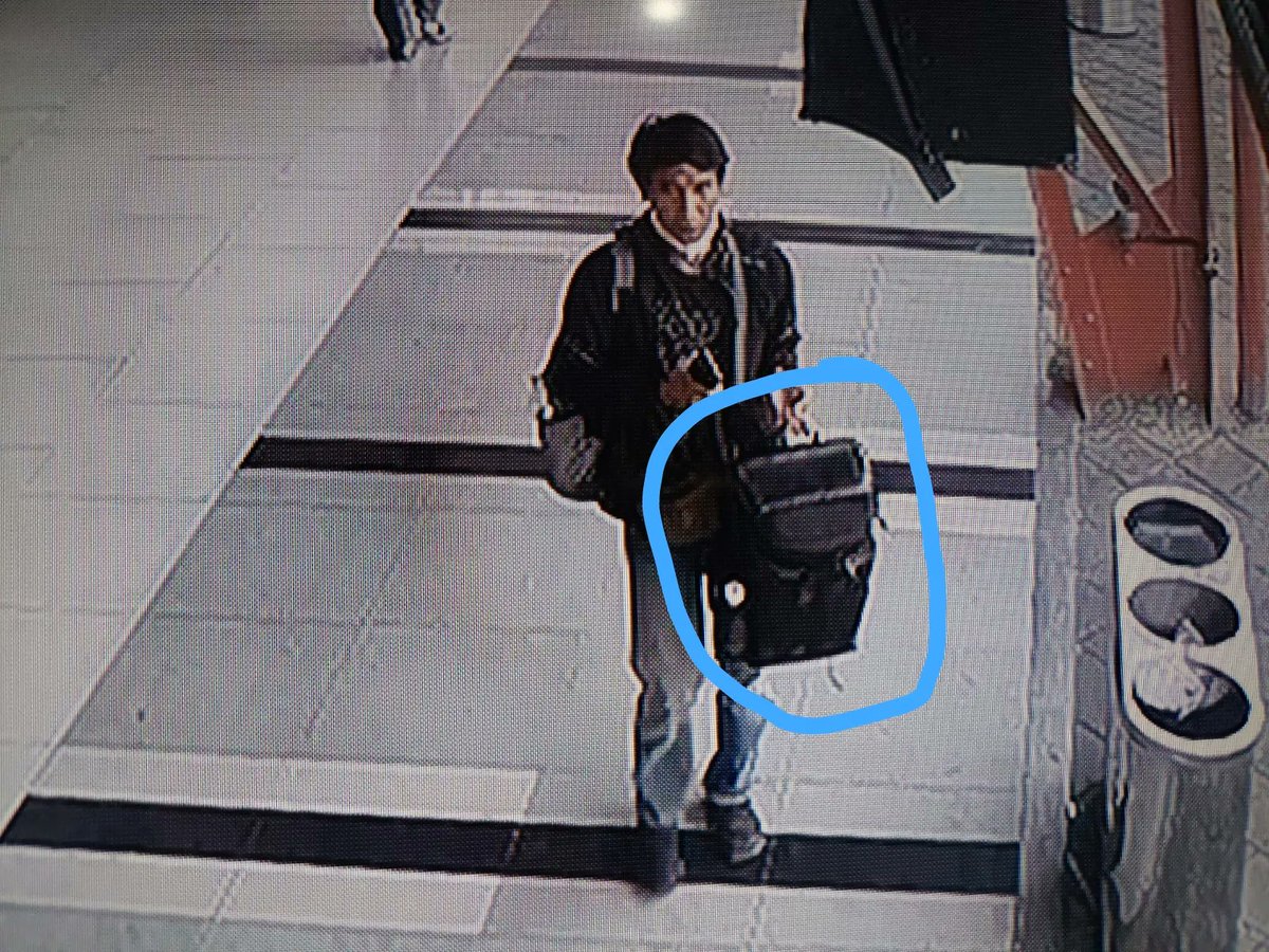 resahnegeri's tweet photo. YA allah Lemesss ya Allah dpt tlp dr suami tas ransel nya hilang diambil orang. Buat bapak yg ambil tas suami saya di Stasiun Tawang Semarang tadi jam 16.20 smoga segera dikembalikan ya pak, didlm tas ada laptop yg berisi data² pekerjaan suami saya dan dompet kartu jg kunci mobil suami saya. Mudah²an bapaknya ada itikad baik

cc : maissy.n