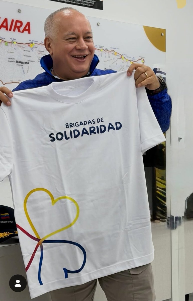 maibortpetit's tweet photo. Diosdado Cabello anda en su propia campaña de propaganda para sobrevivir.
Ropa azul, logos de Protección Civil... todo para proyectar una imagen de alguien bueno, noble y transparente.
Pero, ¿Por qué no libera a los presos políticos? Los militares del 4 de febrero, tras su golpe de Estado, dejaron cientos de venezolanos muertos y fueron liberados. En cambio, muchos de los militares que hoy son presos políticos no mataron a nadie.