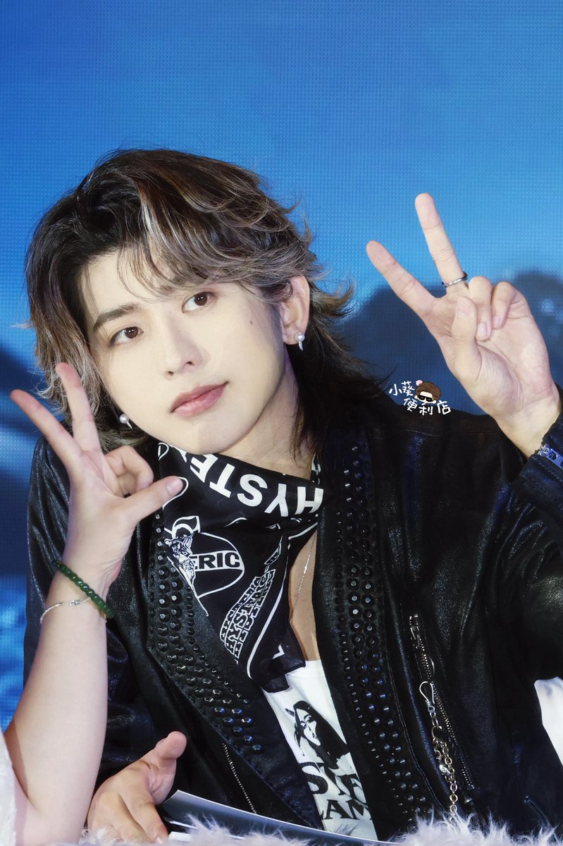 caixukun_diary's tweet photo. compilation of all the adorable poses KUN did during his fansign～
part 3 

#KUN #caixukun #蔡徐坤 @kun_officialx https://t.co/tKPKZtvPmE