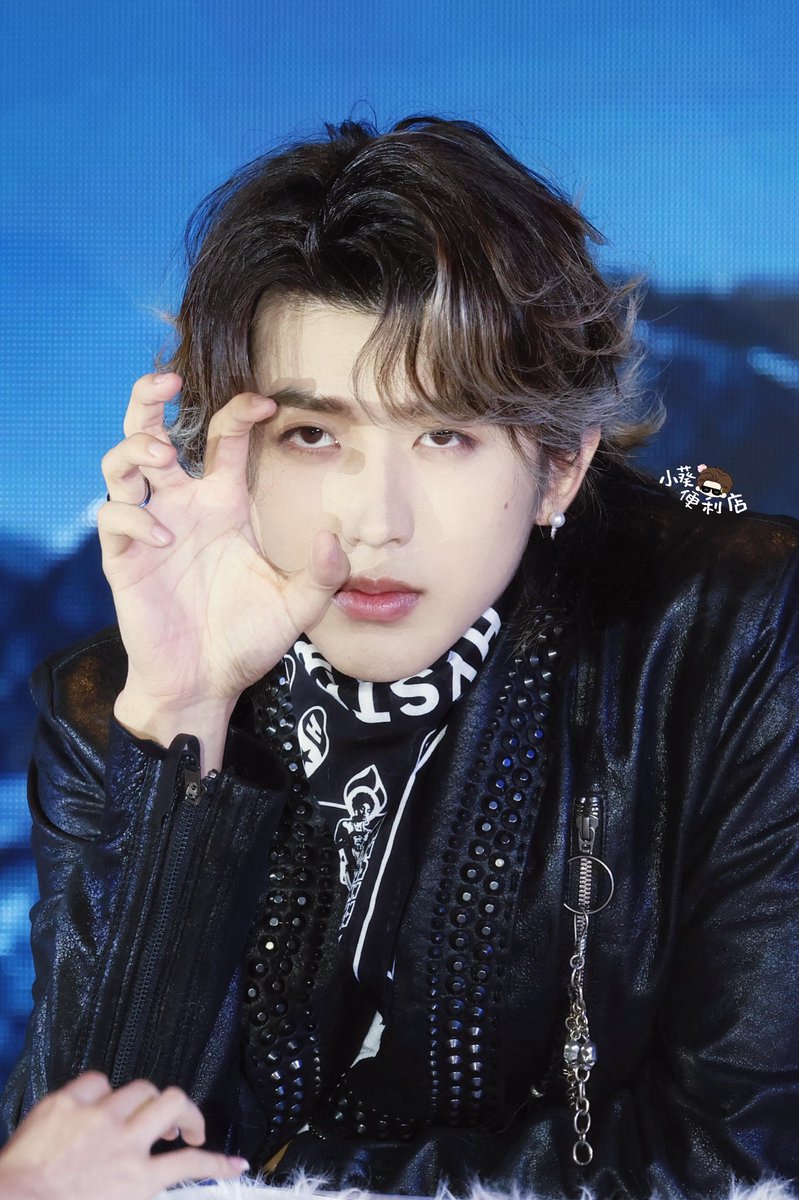 caixukun_diary's tweet photo. compilation of all the adorable poses KUN did during his fansign～
part 3 

#KUN #caixukun #蔡徐坤 @kun_officialx https://t.co/tKPKZtvPmE
