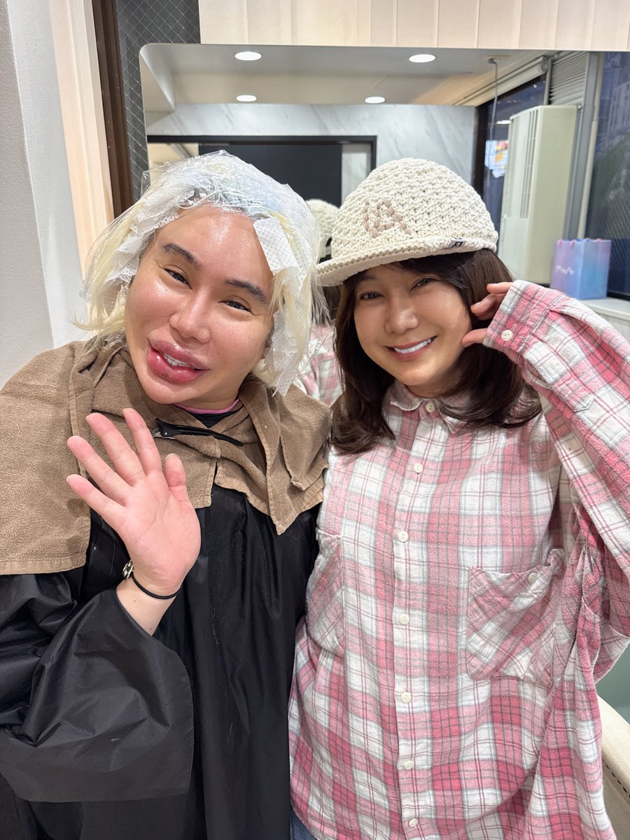 Allen_Japan_No1's tweet photo. 美容院💇🩷✨でェクステを全て取り、

🙎‍♂️漢のヘァ・スタィル🙎‍♂️にて、
ブリーチﾝポリァでトロ突きｧｹﾞてぉりましたら、

はるな愛さん💖✨㌧偶然❣️❣️❣️

初めてぉ会ぃﾃﾞｷ（婚💒）たﾝｻﾞﾏｽの‼️✨🌹

実は少し前、
フジテレビ📺のロケで、
ヮタクシ🌹✨が富士山🗻へ行った際のVTRを、
スタジォではるな愛さんが見届けてくれてた事がぁり、

その際、
ヮタクシ🌹✨の事を、

【※釜界の ディープ・淫パクトが来た】

㌧、大絶賛❣️して下さり、

トロつぃた体験がござぃました。

ですので、
初めての感じがしなくて、

この時、
釜界のディープ・淫パクトとして初めてぉ会ぃし、

本当に、ぉ優しくして下さり、

ダィスキ❣️💕✨に、
なりましたｮｯ…💖✨💖✨💖

#アレン様
#アレン様メンタルで生きる 
#アレン様見てるとパワーもらえる 
#アレン様が導き照らして下さったこの人生 
#アレン様を信じる者はたちまち幸福人生へと昇格ﾘｧ
