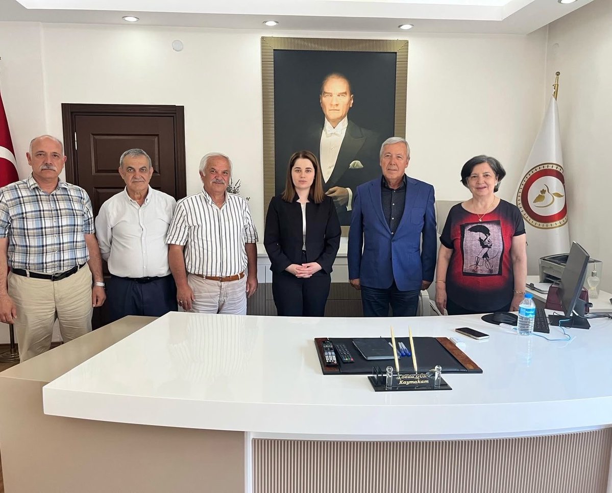CSenirkent's tweet photo. Cumhurbaşkanlığı Kararnamesi ile görev yeri değişen Kaymakamımız Sn. Seda GÜR’ü, Senirkent Yükseliş Eğitim, Kültür ve Dayanışma Vakfı Başkanı Sn. Uğur Ziya ÖRMECİ, İl Genel Meclis Üyesi Sn. Mehmet FİDAN ve vakıf üyeleri makamında ziyaret ederek, https://t.co/JnVHCao2EJ