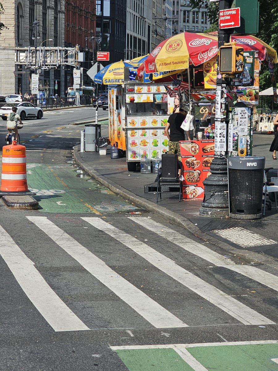 milkfacebstrd2's tweet photo. @NYCSanitation @NYCMayor @NYCMayorsOffice @1010WINS @NYCParks @nypost
Picture between Bklyn Brdge and City Hall. Food carts that never move and sidewalks never get cleaned and are filthy with grease and grime. 
Optics are not good. Can we clean it up? 
Where's the Rat 🐀 Czar? https://t.co/zBJpXRChnz